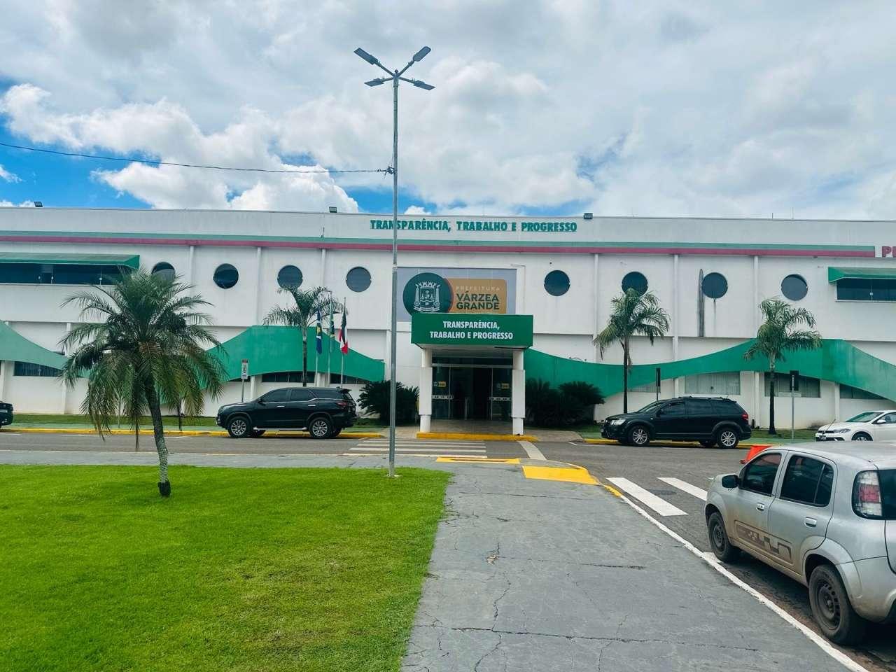 Ação popular questiona contrato de transporte escolar e nomeação de secretário em Várzea Grande