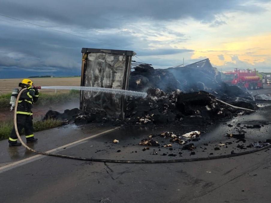 Bombeiros combatem incêndio em carreta carregada com pluma de algodão às margens da BR-163