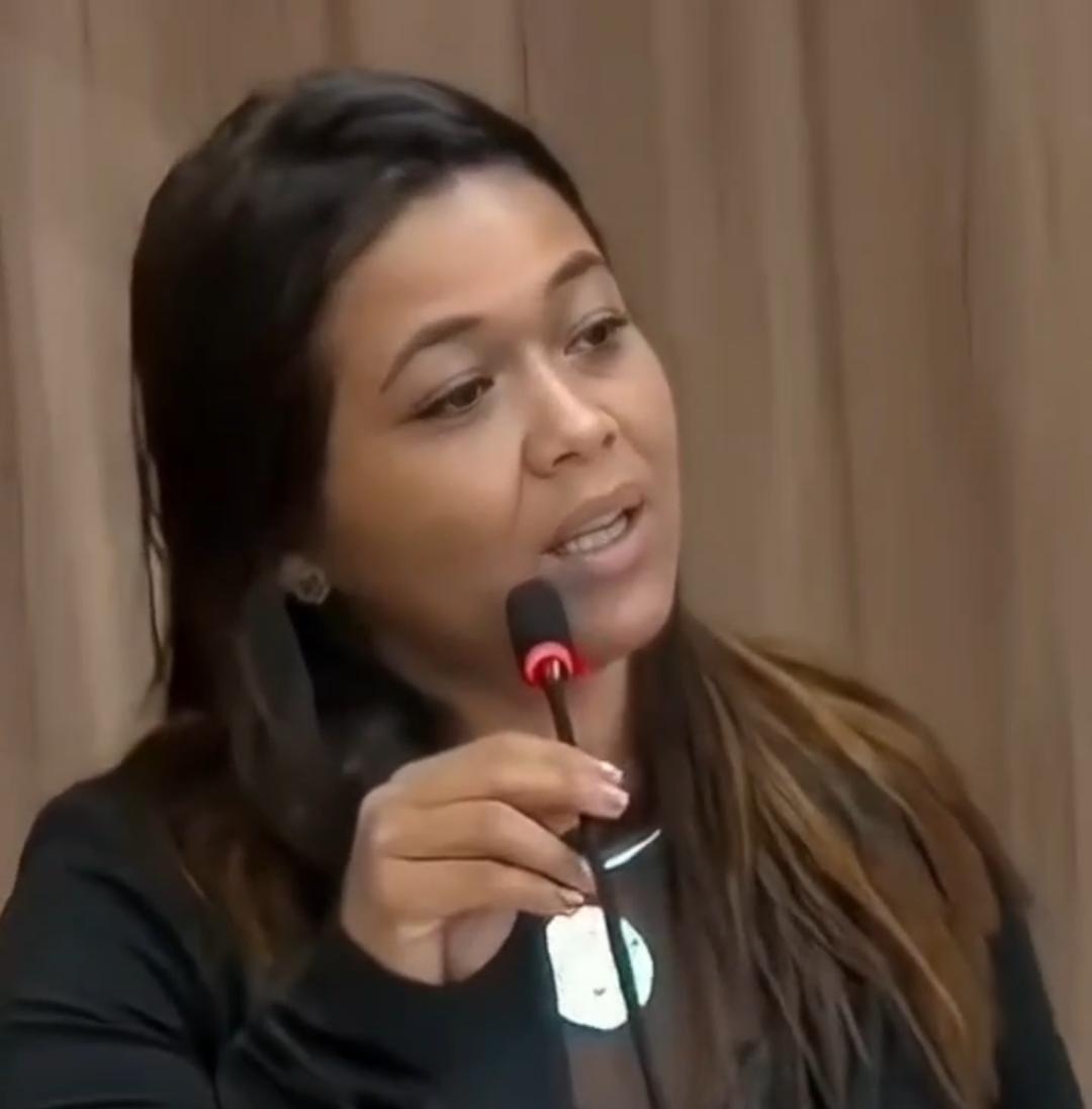 LÍDER COMUNITÁRIA RELEMBRA EPISÓDIO POLÊMICO E COBRA TRANSPARÊNCIA NA TRIBUNA EM AUDIÊNCIA NA CÂMARA