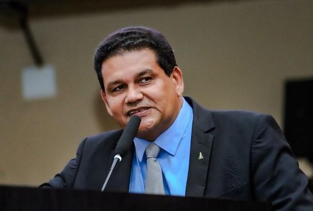 Presidente esclarece que não existe projeto com emendas parlamentares na Casa e diz que informação é falsa e grave 