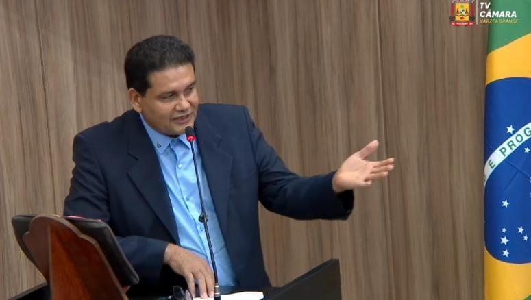 Presidente Wanderley Cerqueira, cobra prefeita e diz que transporte para alunos do IFMT pode ser resolvido “com uma canetada”