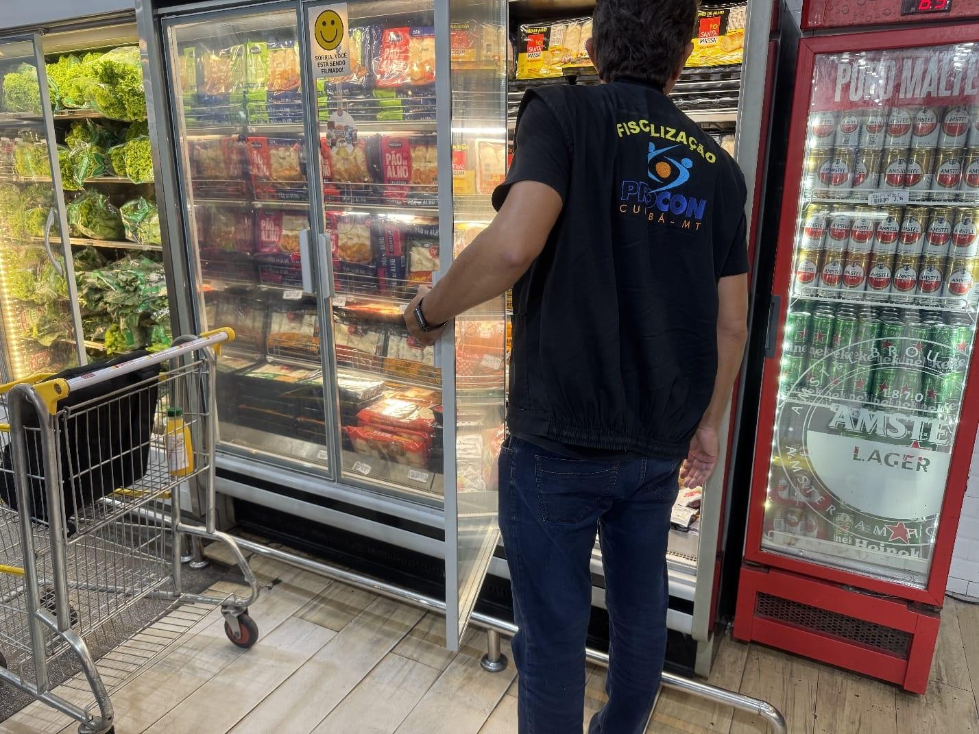 Procon de Cuiabá apreende produtos vencidos e autua supermercado no Morada do Ouro