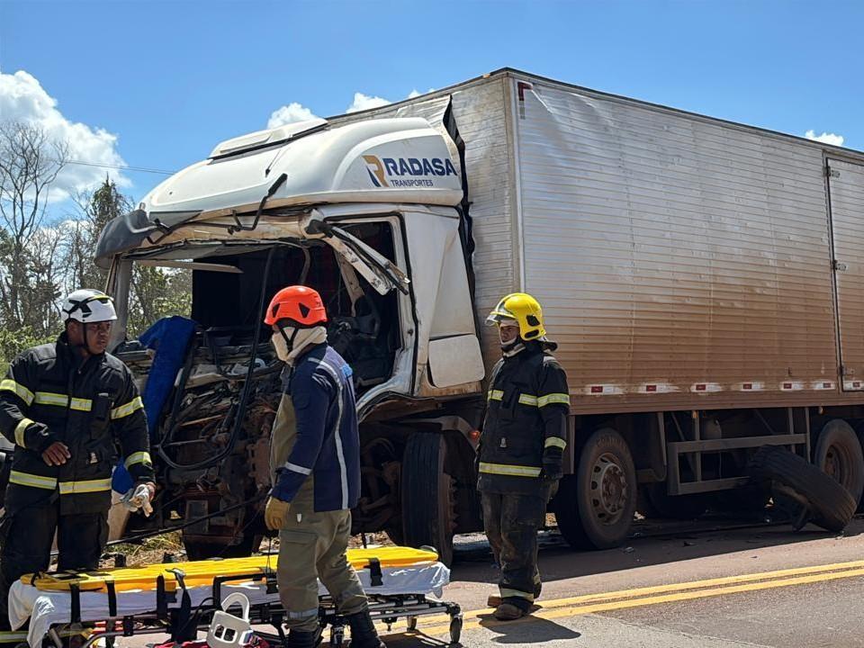 Bombeiros atuam no resgate de vítimas presas às ferragens após colisão entre veículos
