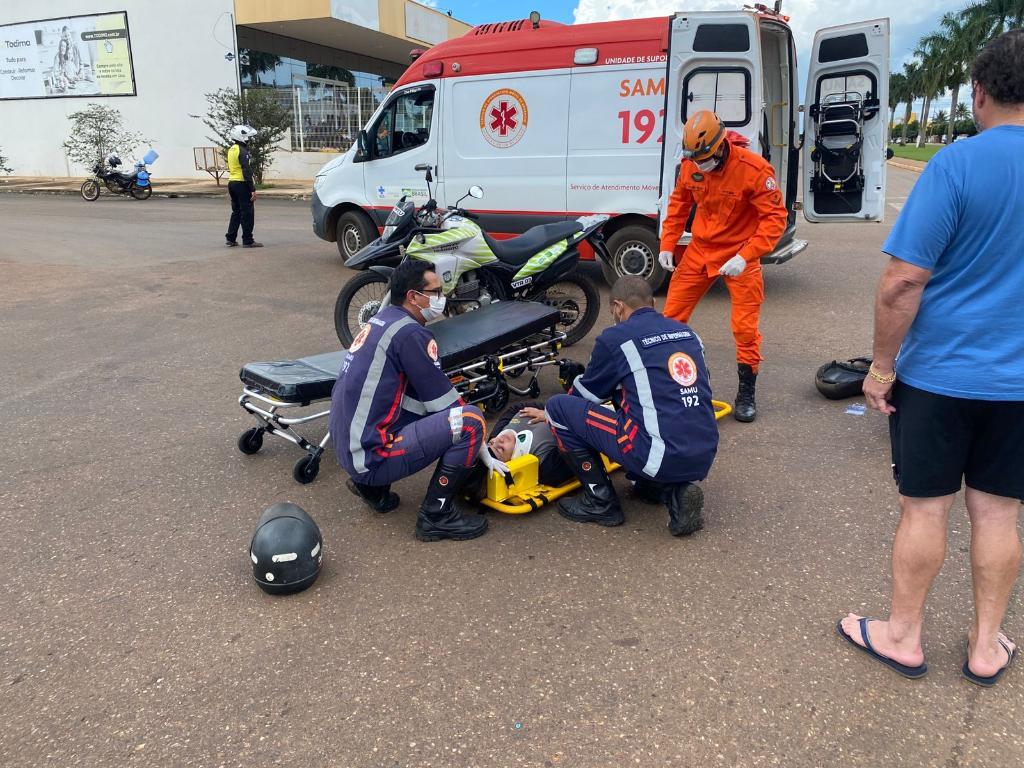 Corpo de Bombeiros socorre vítimas de acidentes de trânsito entre carro e motocicleta
