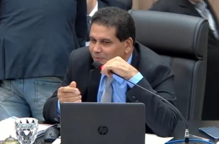 PRESIDENTE DA CÂMARA EXPÕE “FURA-FILA” NO PROCESSO SELETIVO DA SAÚDE EM VG