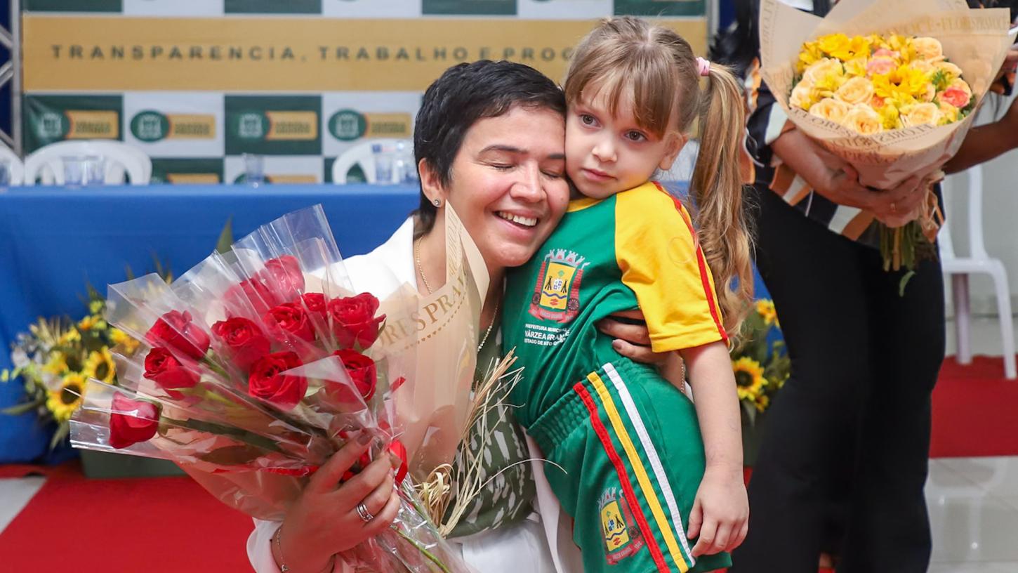 Secretária de Educação de Várzea Grande visita creche referência em Poconé