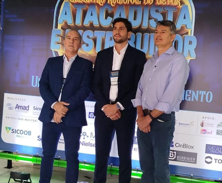 Tião mostra sua força em um verdadeiro evento por atacado