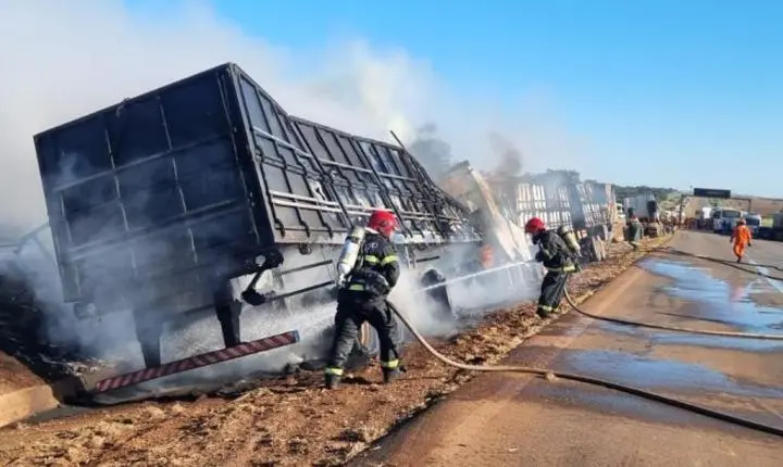 Corpo de Bombeiros combate incêndio em carretas após colisão na BR-163