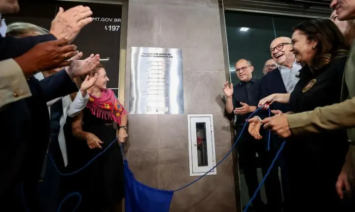 Prefeita e governador inauguram delegacia 24h da mulher durante aniversário de 159 anos de Várzea Grande
